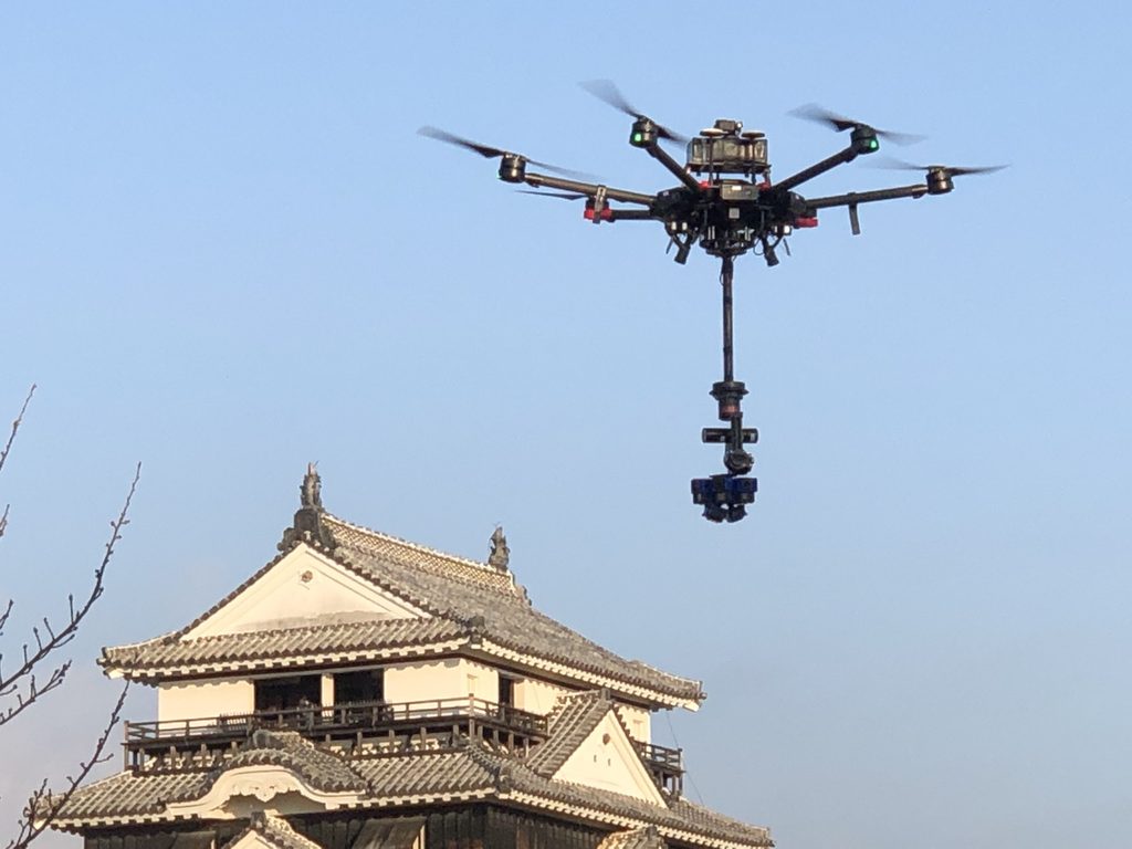 お城でドローン撮影しているDJIの大型機